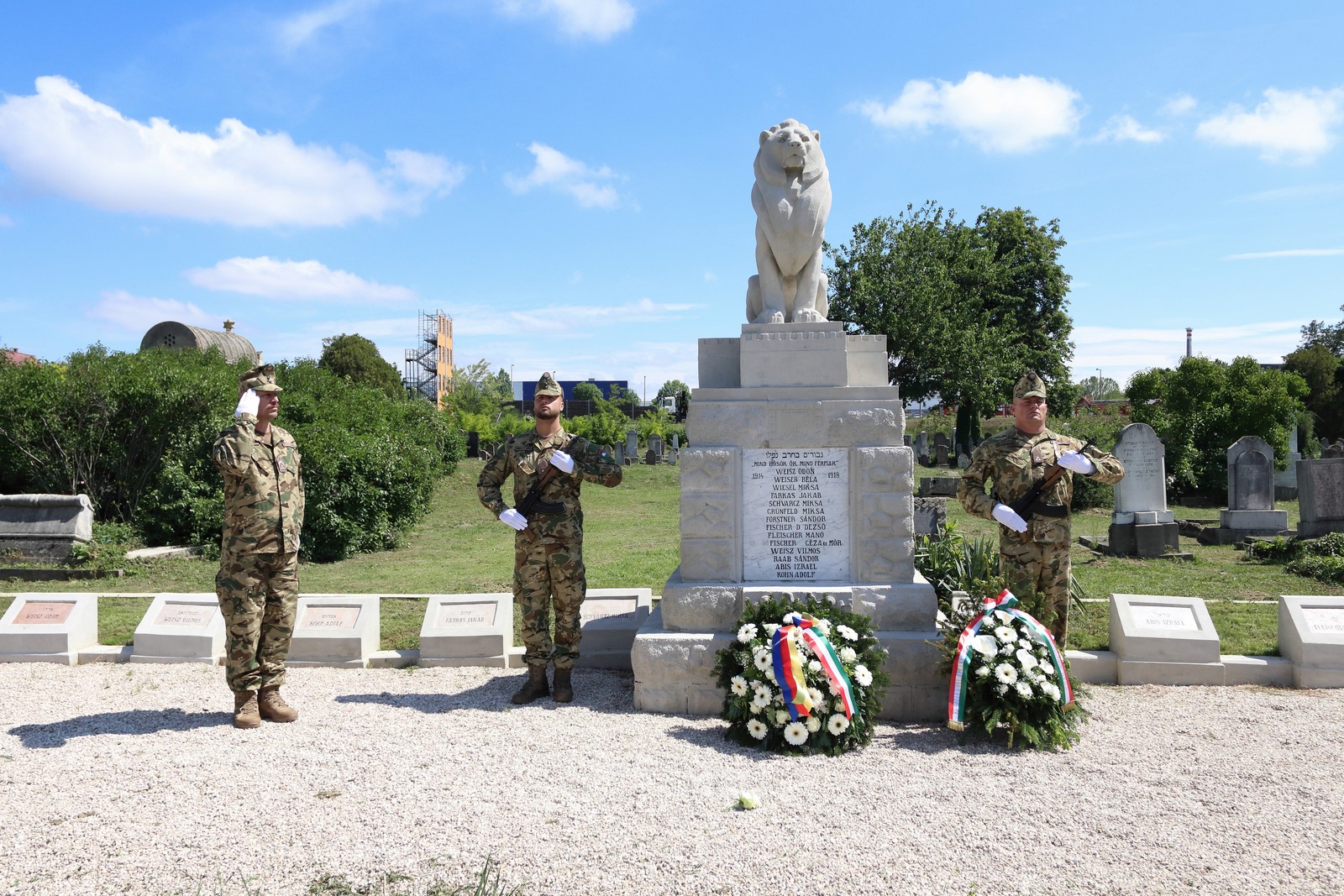 A háborúkban elesett magyar katonák emléke előtt tisztelegtek városszerte